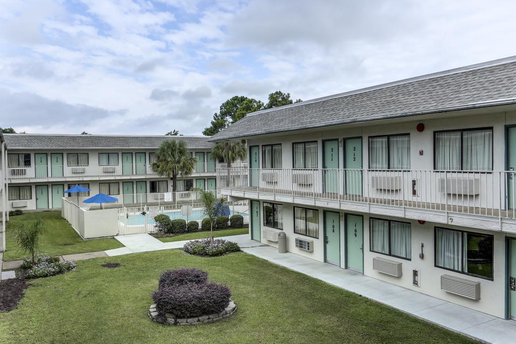 Rodeway Inn & Suites Lake Charles Exterior photo