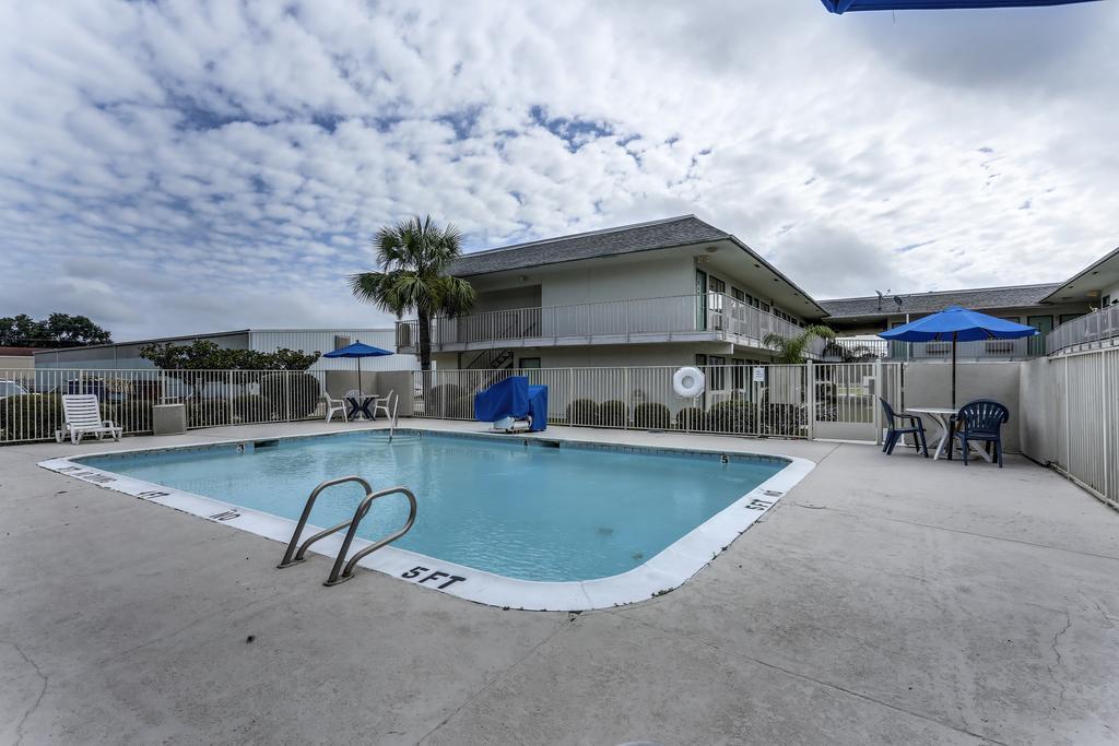 Rodeway Inn & Suites Lake Charles Exterior photo