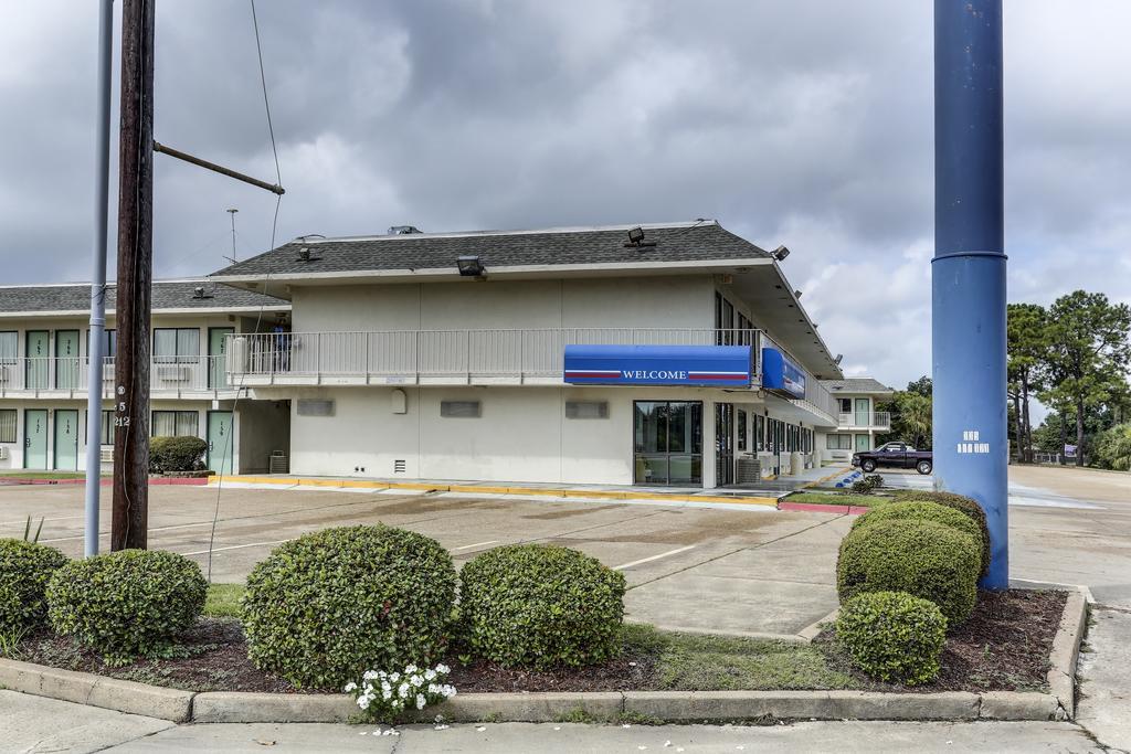 Rodeway Inn & Suites Lake Charles Exterior photo