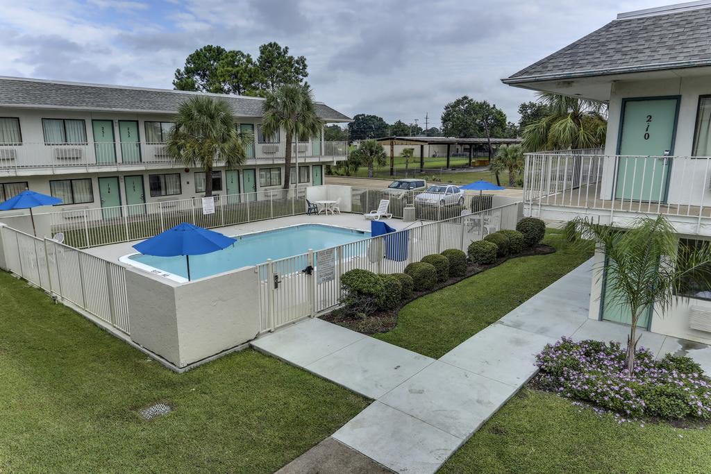 Rodeway Inn & Suites Lake Charles Exterior photo