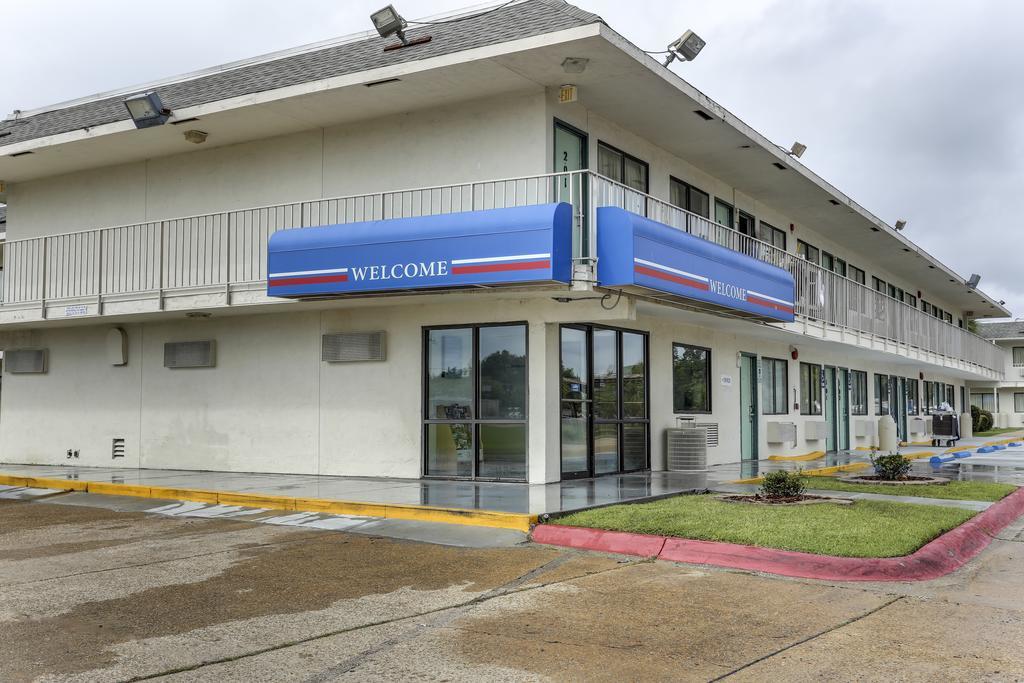 Rodeway Inn & Suites Lake Charles Exterior photo