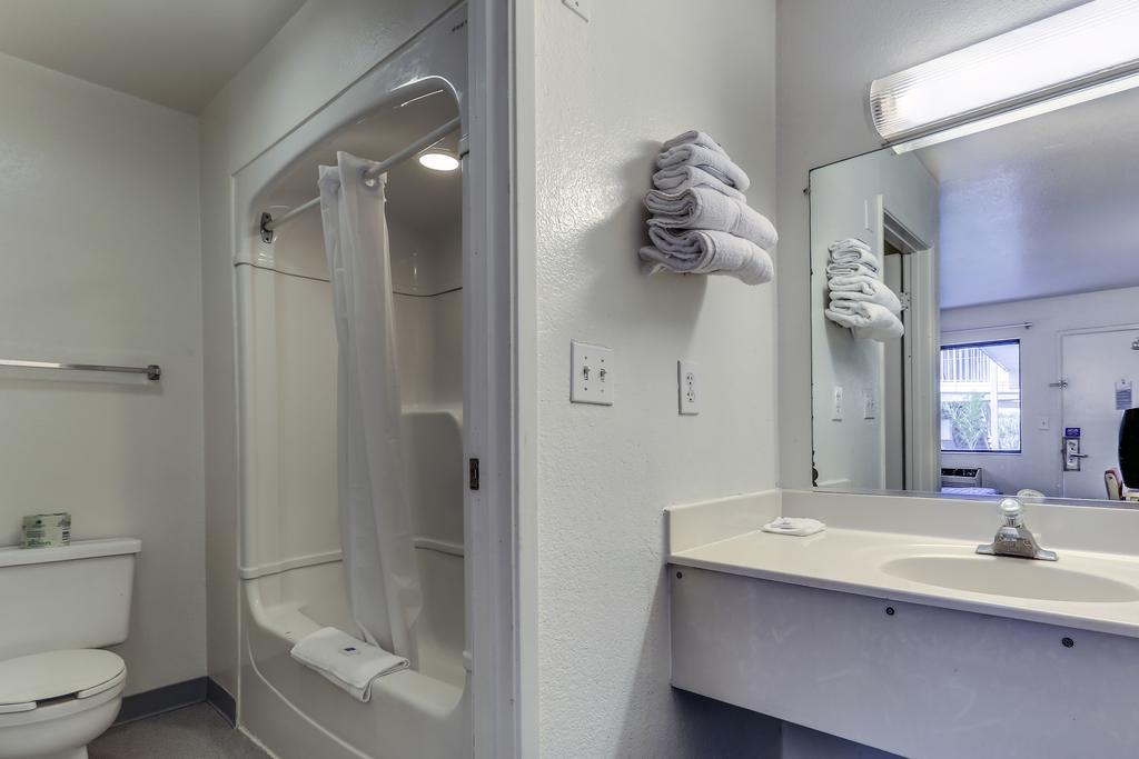 Rodeway Inn & Suites Lake Charles Room photo