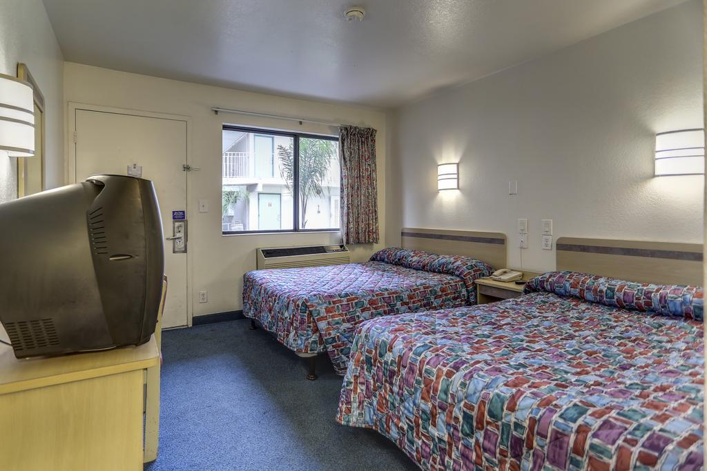 Rodeway Inn & Suites Lake Charles Room photo