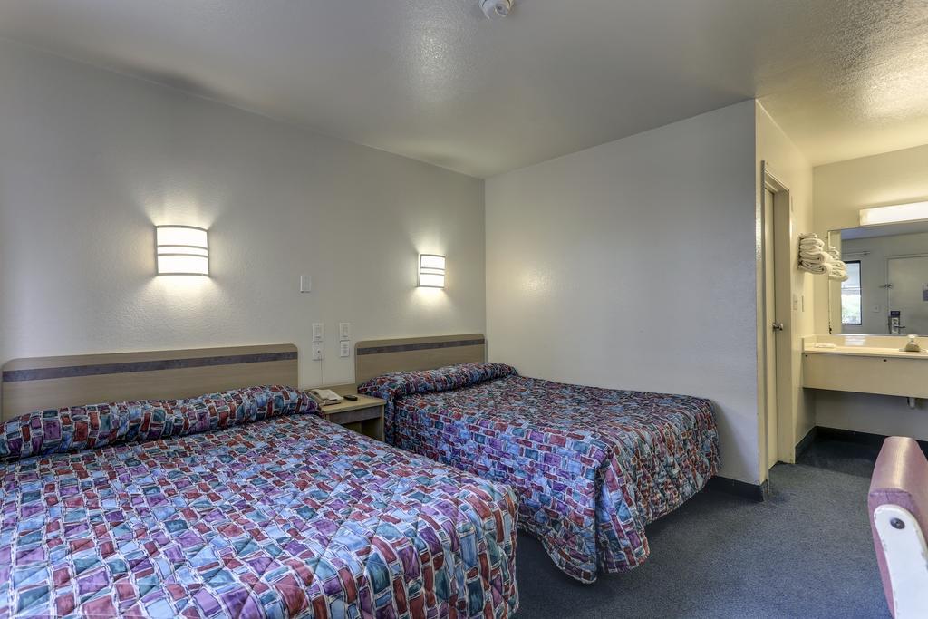 Rodeway Inn & Suites Lake Charles Room photo