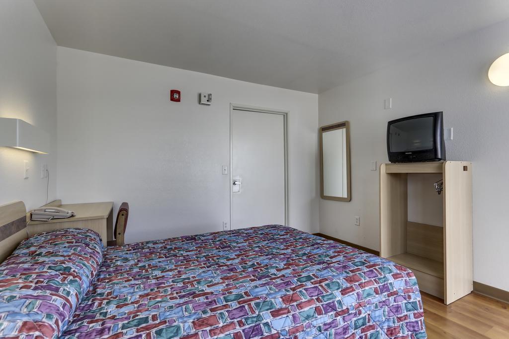 Rodeway Inn & Suites Lake Charles Room photo